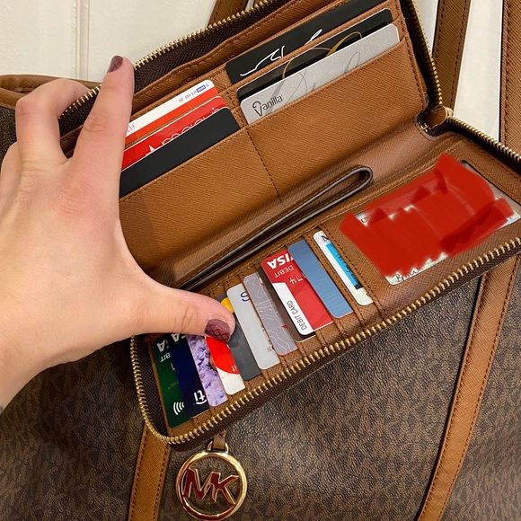 Michael Kors leather bag with matching wallet. - Picture 5 of 5